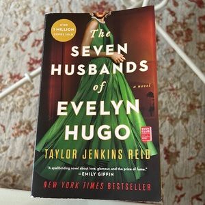 The Seven Husbands of Evelyn Hugo paperback book